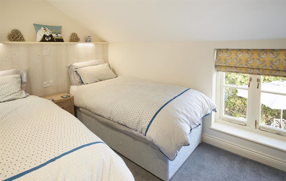 Delightful double bedroom with twin beds at Jasmine Cottage, South Wingfield near Crich