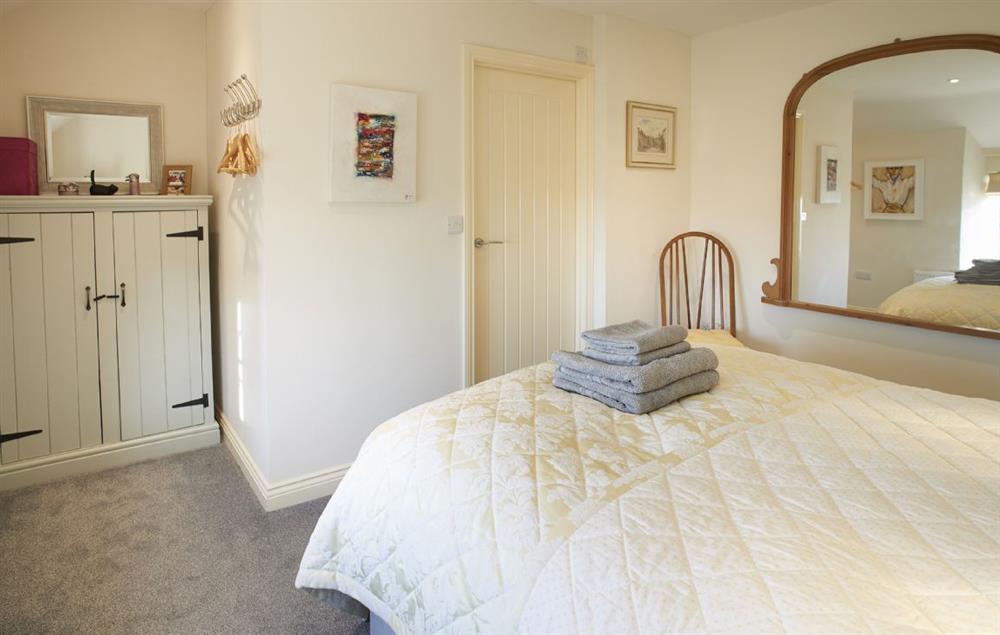 Double bedroom with king size bed and en-suite (photo 2) at Jasmine Cottage, South Wingfield near Crich