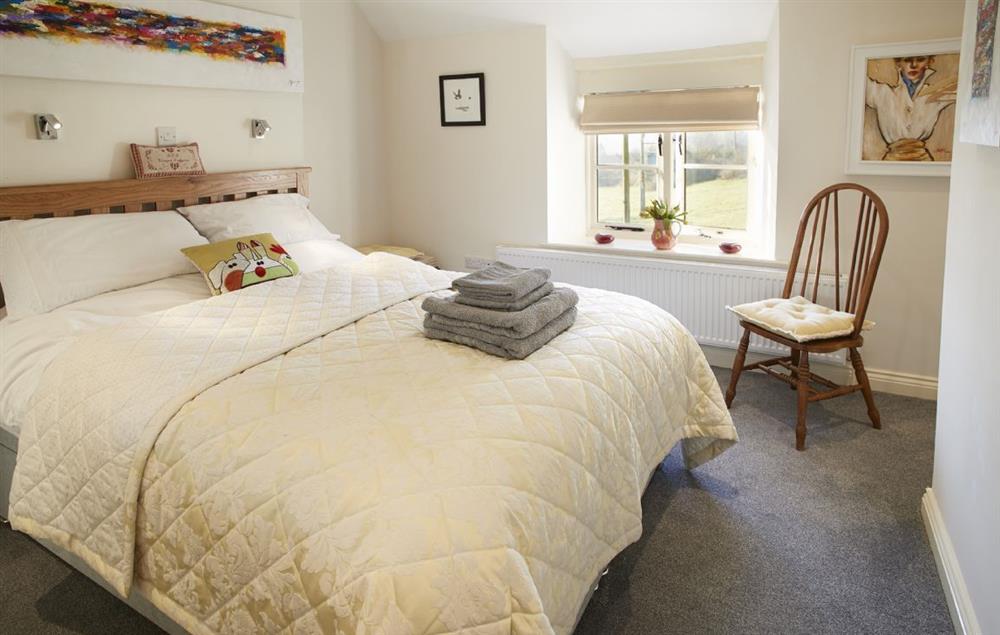Double bedroom with king size bed and en-suite at Jasmine Cottage, South Wingfield near Crich