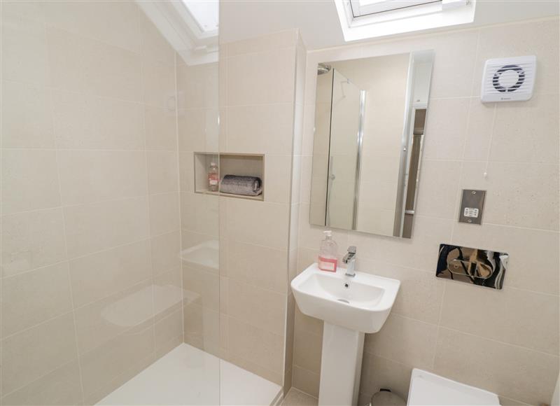 This is the bathroom at Jubilee Cottage, Alveston near Tiddington