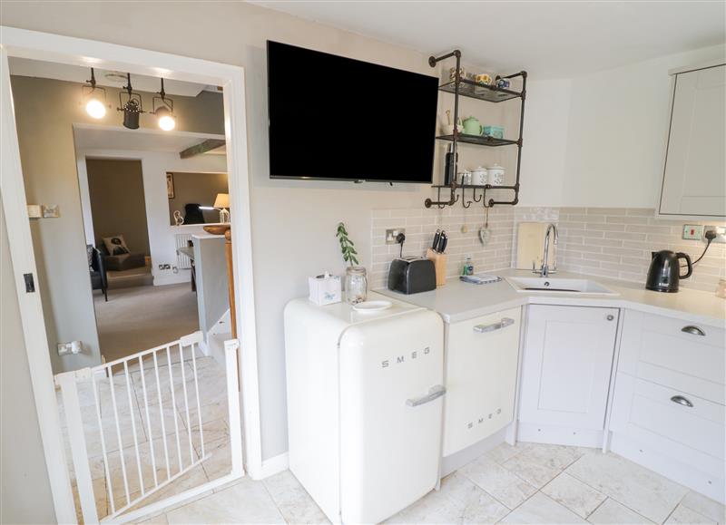 This is the kitchen at Jubilee Cottage, Alveston near Tiddington