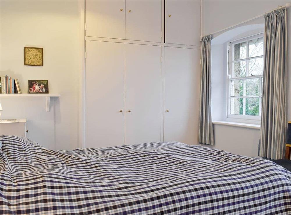 Double bedroom with ample storage at Jubilee Cottage in Church Enstone, near Chipping Norton, Oxfordshire