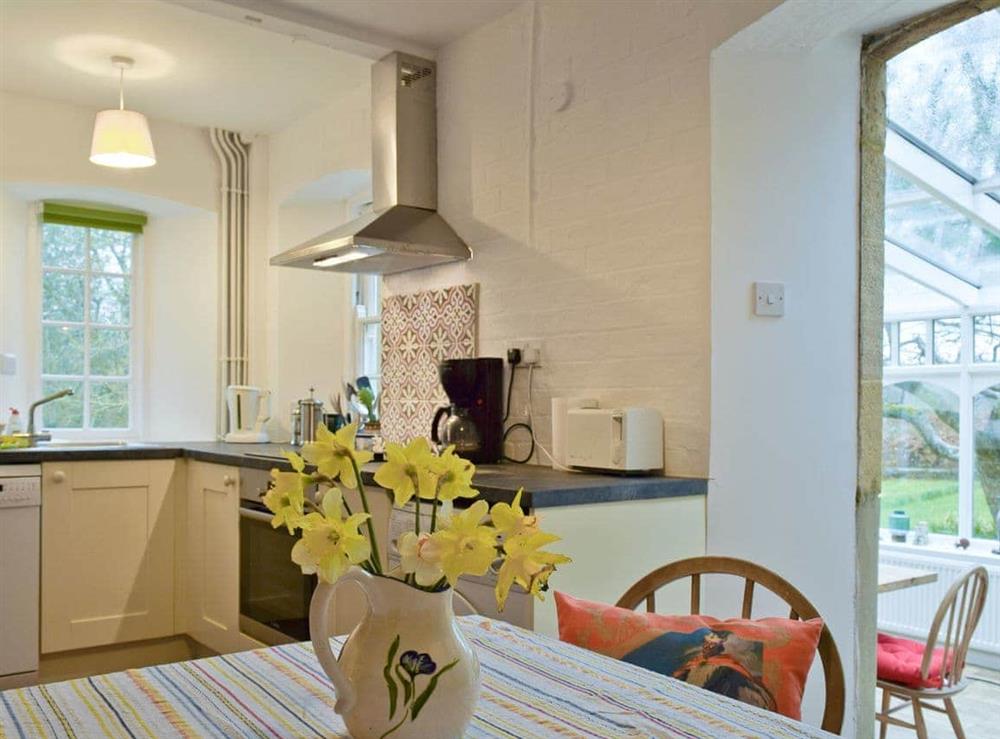 Informal dining space in the kitchen at Jubilee Cottage in Church Enstone, near Chipping Norton, Oxfordshire