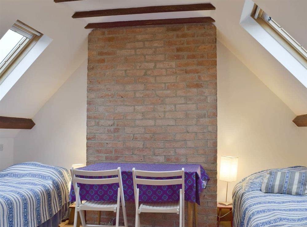 Light and airy twin bedroom at Jubilee Cottage in Church Enstone, near Chipping Norton, Oxfordshire