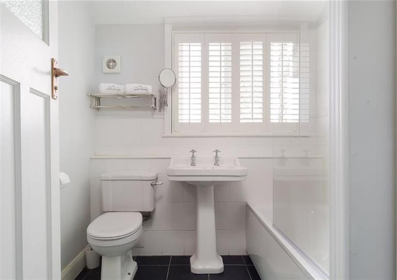 The bathroom at Juniper Cottage, Windermere
