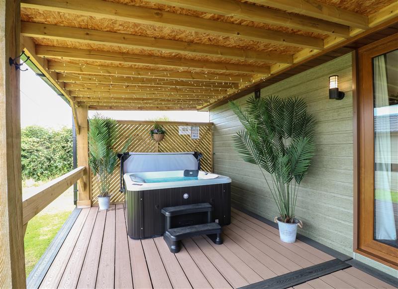 Spend some time in the hot tub at Juniper, Oakthorpe near Donisthorpe