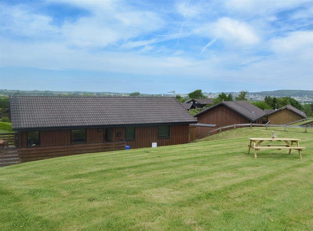 Large lawned garden with picnic style seating at Kaptains Cabin in Yanwath, near Penrith, Cumbria