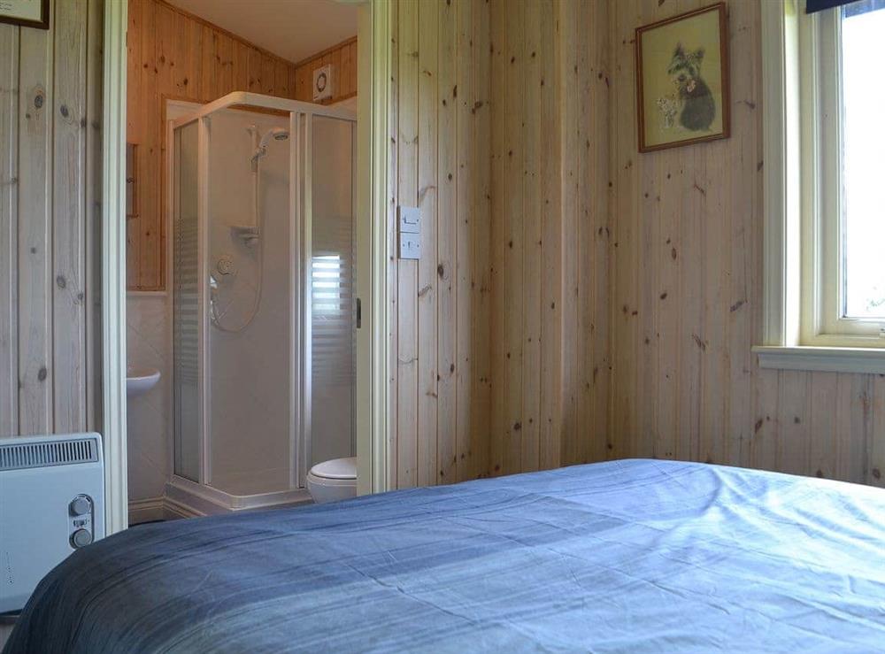 Lovely double bedroom with en-suite at Kaptains Cabin in Yanwath, near Penrith, Cumbria
