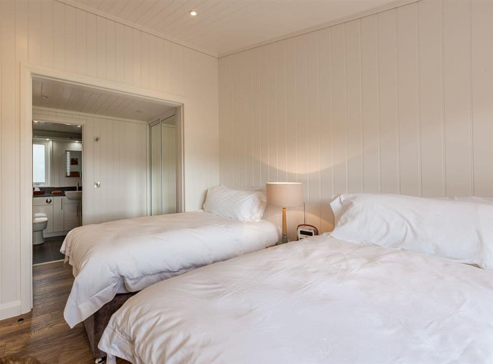 Good-sized en-suite twin bedroom at Karelia Lodge in Keltyneyburn, near Aberfeldy, Perthshire