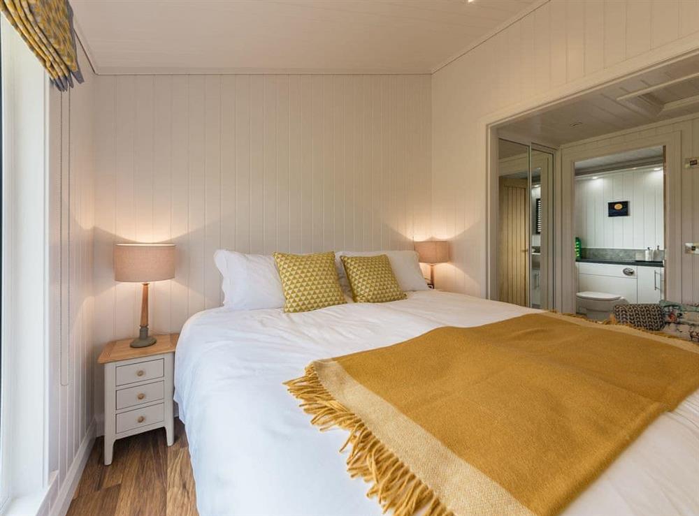 Peaceful en-suite double bedroom at Karelia Lodge in Keltyneyburn, near Aberfeldy, Perthshire
