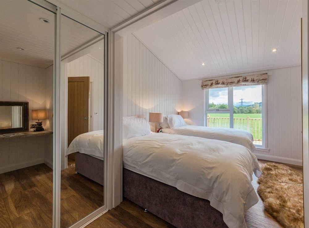 Welcoming en-suite twin bedroom at Karelia Lodge in Keltyneyburn, near Aberfeldy, Perthshire