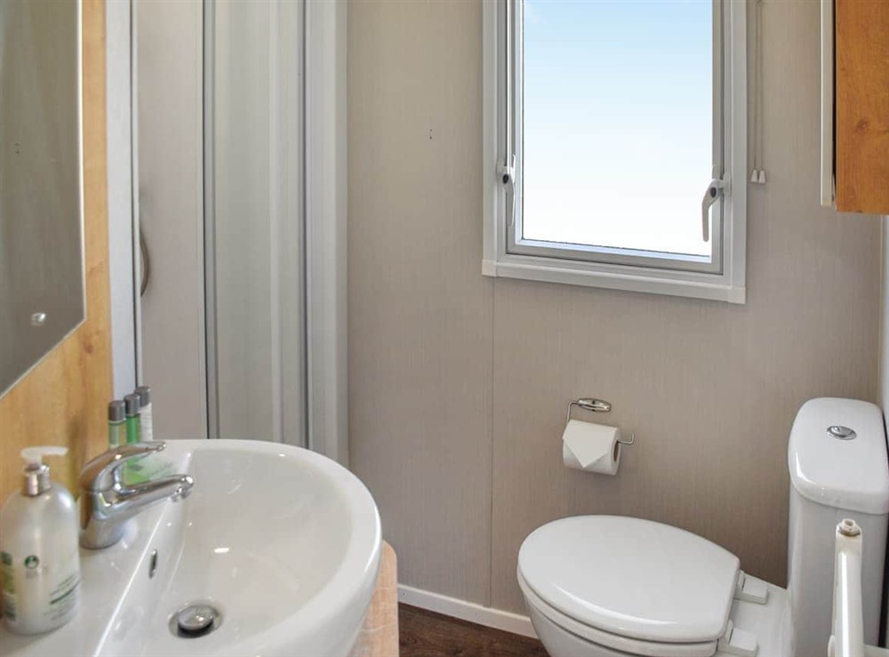 Bathroom at Kee Holiday Home in Scratby, Norfolk