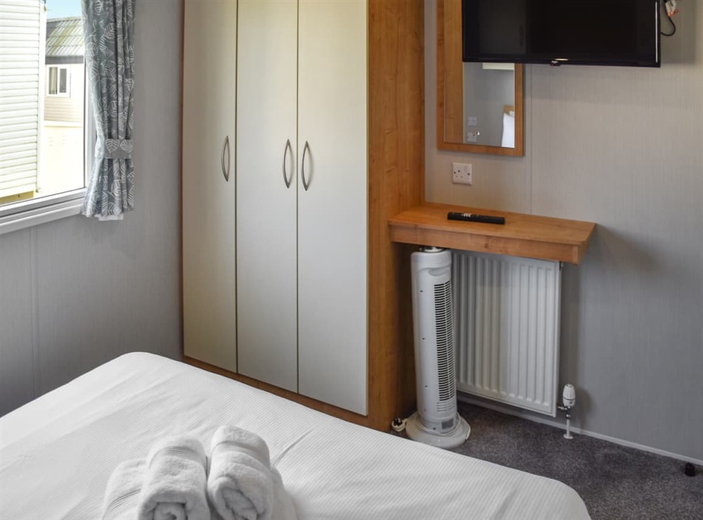 Double bedroom (photo 2) at Kee Holiday Home in Scratby, Norfolk