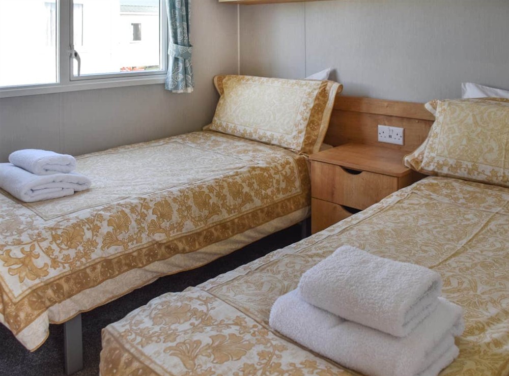 Twin bedroom at Kee Holiday Home in Scratby, Norfolk