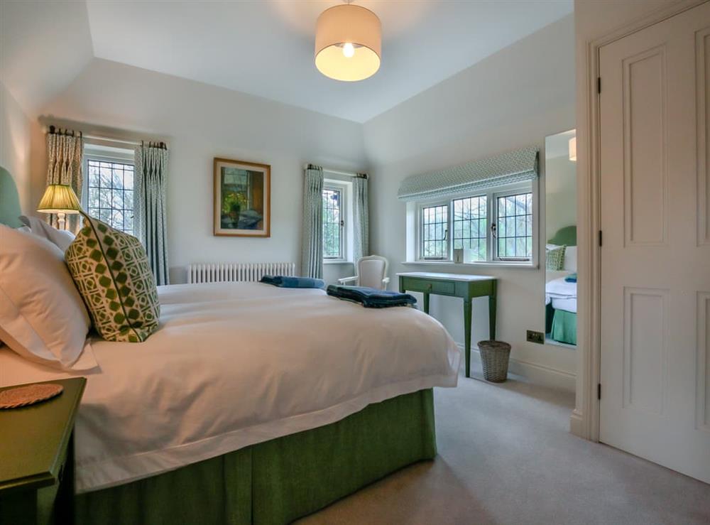 Twin bedroom at Keeds Cottage in Pulborough, West Sussex
