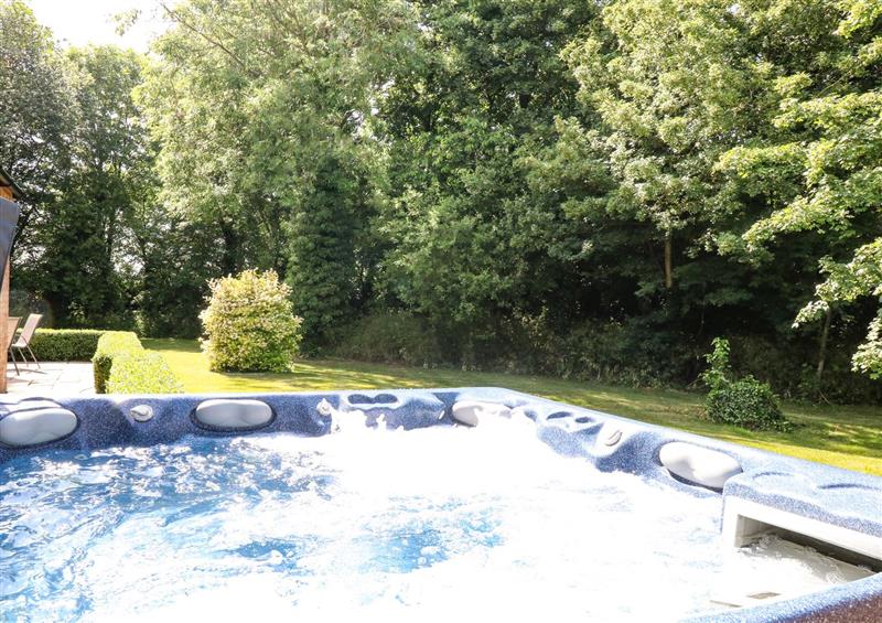 There is a swimming pool at Keepers Cottage, Beeston near Dereham