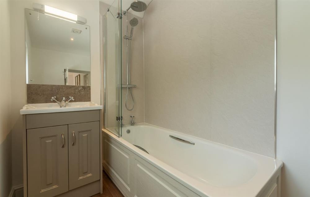 En-suite bathroom with bath and shower over at Keepers Cottage, Middleton