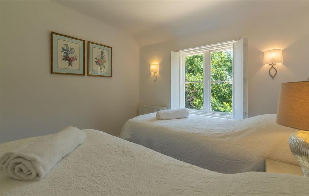 Twin bedroom with 3’ single beds and en-suite bathroom (photo 2) at Keepers Cottage, Middleton