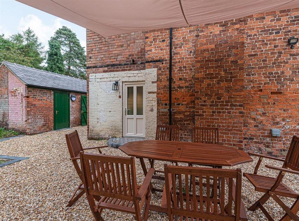 Outdoor eating area at Keepers Cottage in Twigmoor, South Humberside