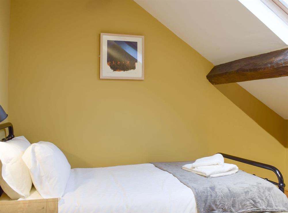 Light and airy twin bedroom at Kelvin House in Grassington, near Skipton, North Yorkshire