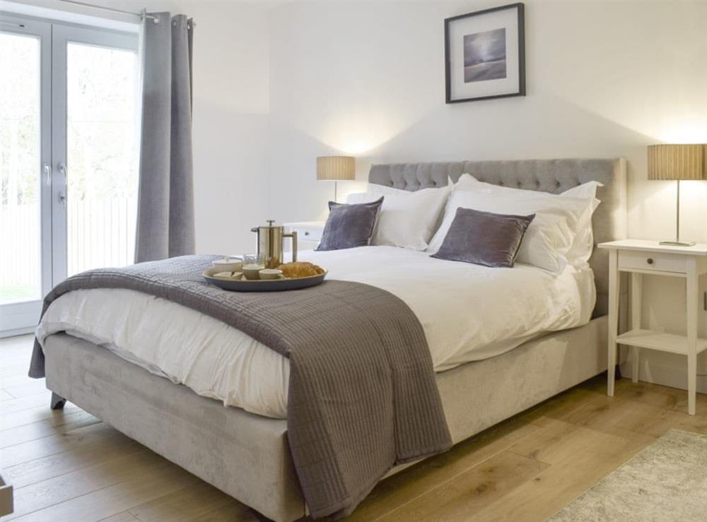 Relaxing master bedroom with en-suite at Kenmore Lodge in Balnaskeag, near Kenmore, Perthshire