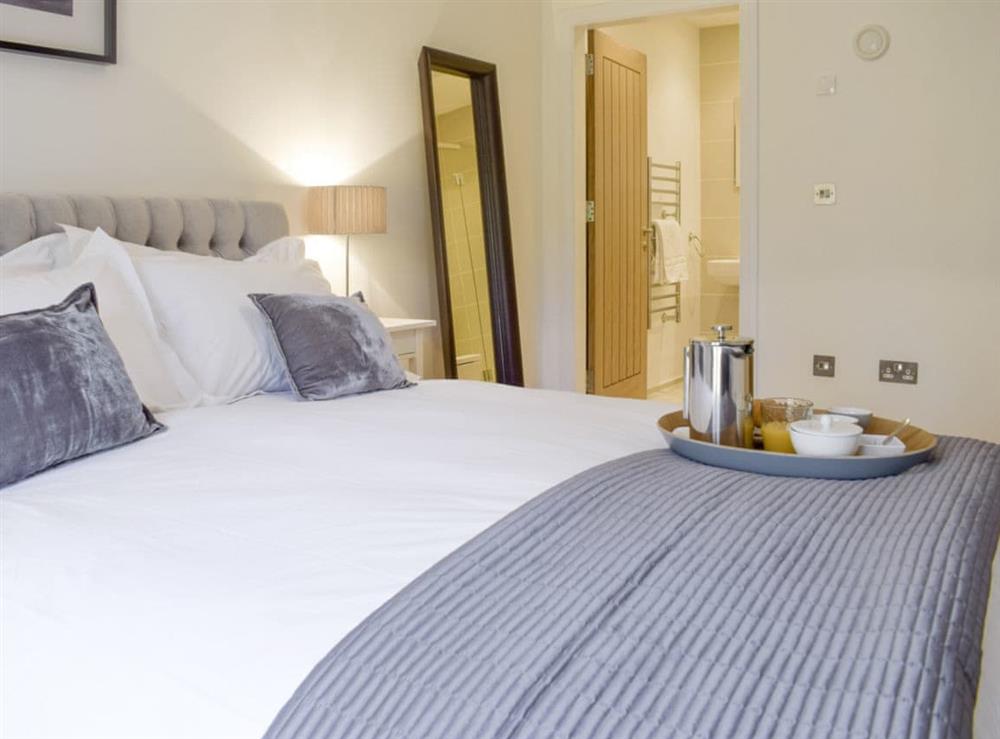 Stylish master bedroom with en-suite at Kenmore Lodge in Balnaskeag, near Kenmore, Perthshire