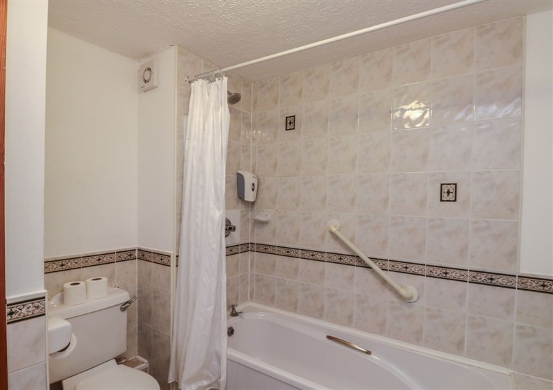 The bathroom at Kestrel, Kingsteignton