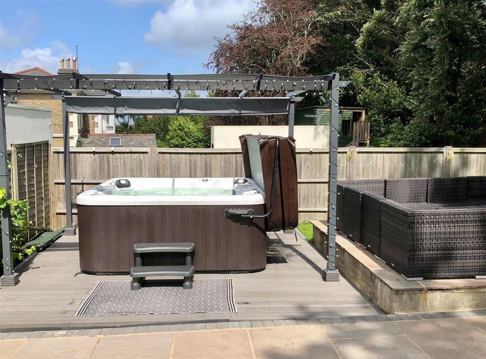 Hot tub at Kia Rosa in Ryde, Isle of Wight