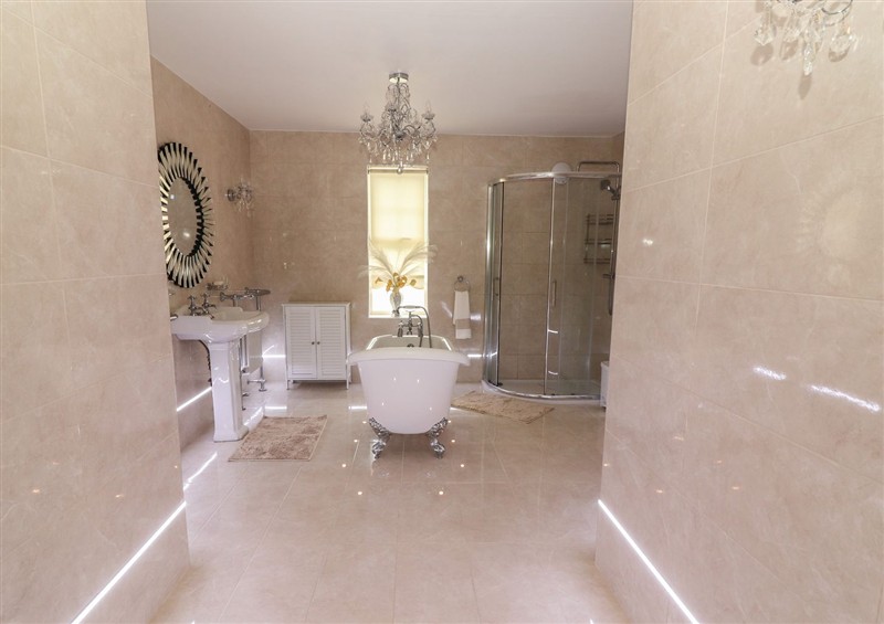 The bathroom at Killelton Cottage, Camp