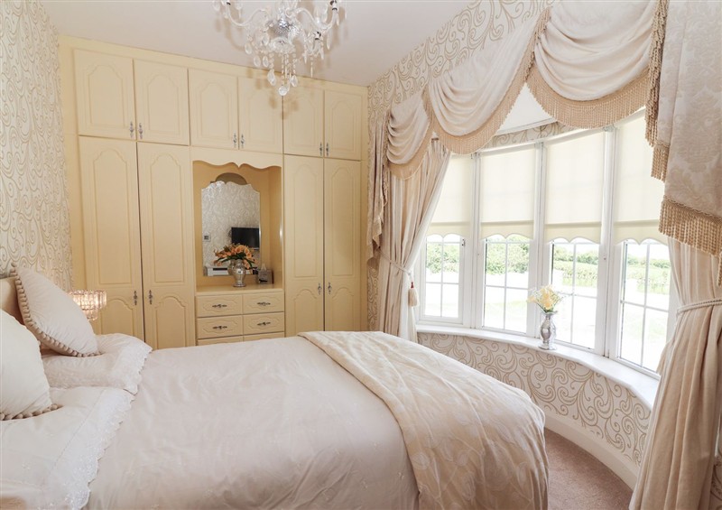 This is a bedroom (photo 3) at Killelton Cottage, Camp