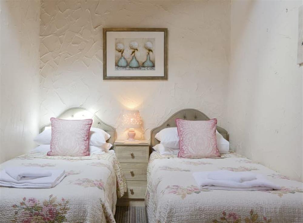 Comfortable en-suite twin bedroom at Skiddaw Cottage, 