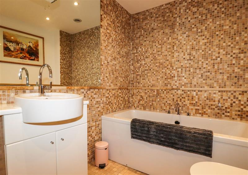 The bathroom at King Edwards View, Newquay