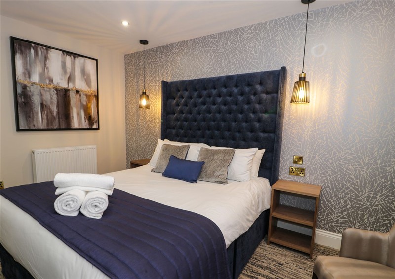 A bedroom in King Hotel Room at King Hotel Room, Dyserth