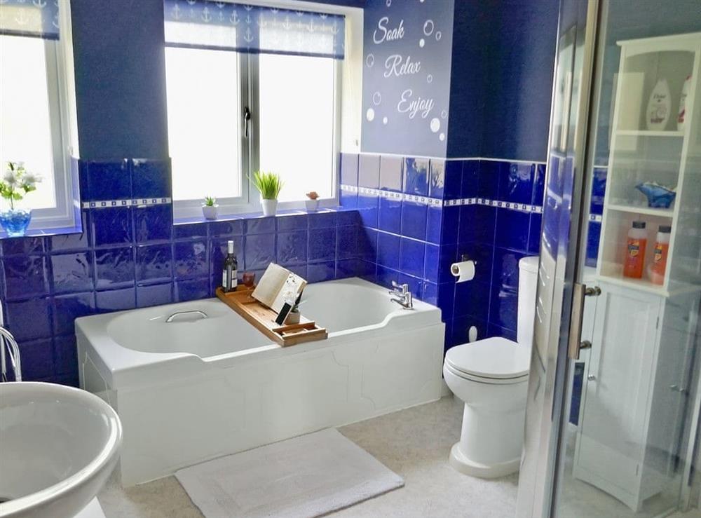 Family bathroom at Kingfisher Cottage in Amble, Northumberland