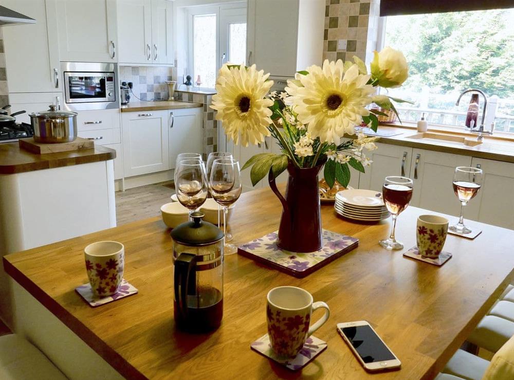 Impressive kitchen with breakfast area (photo 2) at Kingfisher Cottage in Amble, Northumberland
