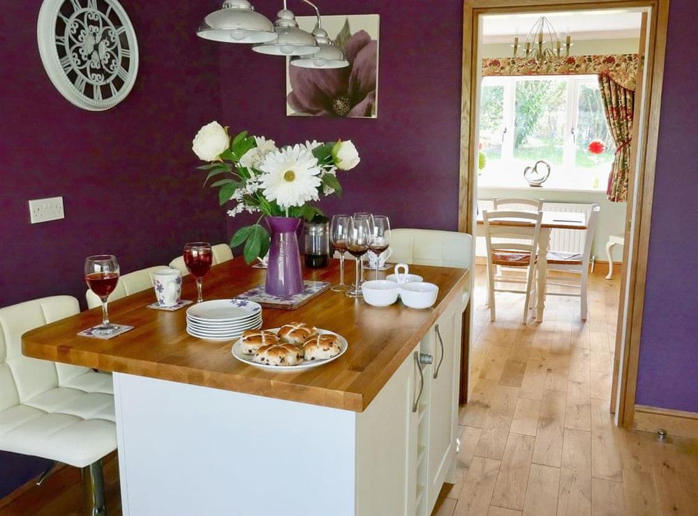 Impressive kitchen with breakfast area at Kingfisher Cottage in Amble, Northumberland