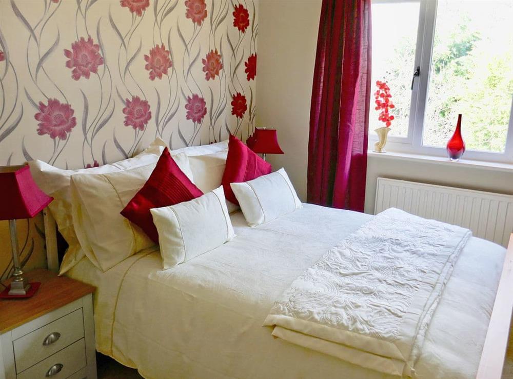 Light and airy double bedroom with en-suite at Kingfisher Cottage in Amble, Northumberland