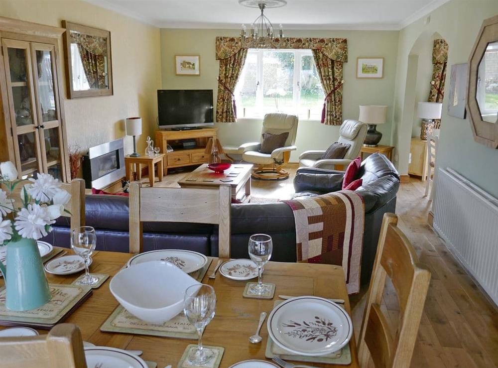 Spacious living/dining room at Kingfisher Cottage in Amble, Northumberland