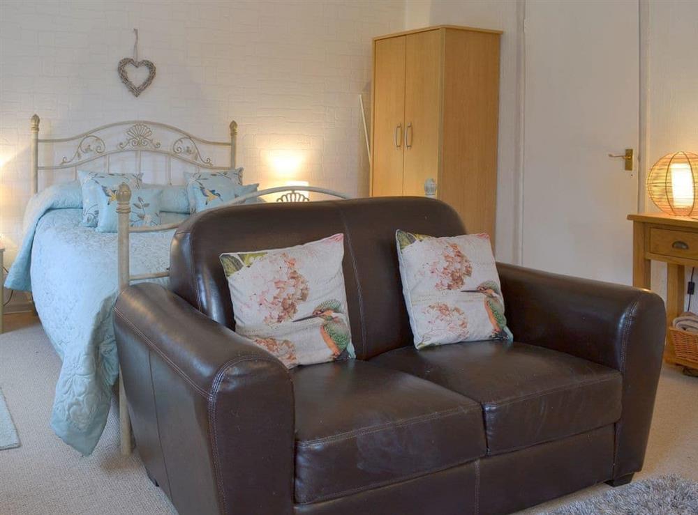 Living/dining/ bedroom (photo 3) at Kingfisher in Liskeard, Cornwall