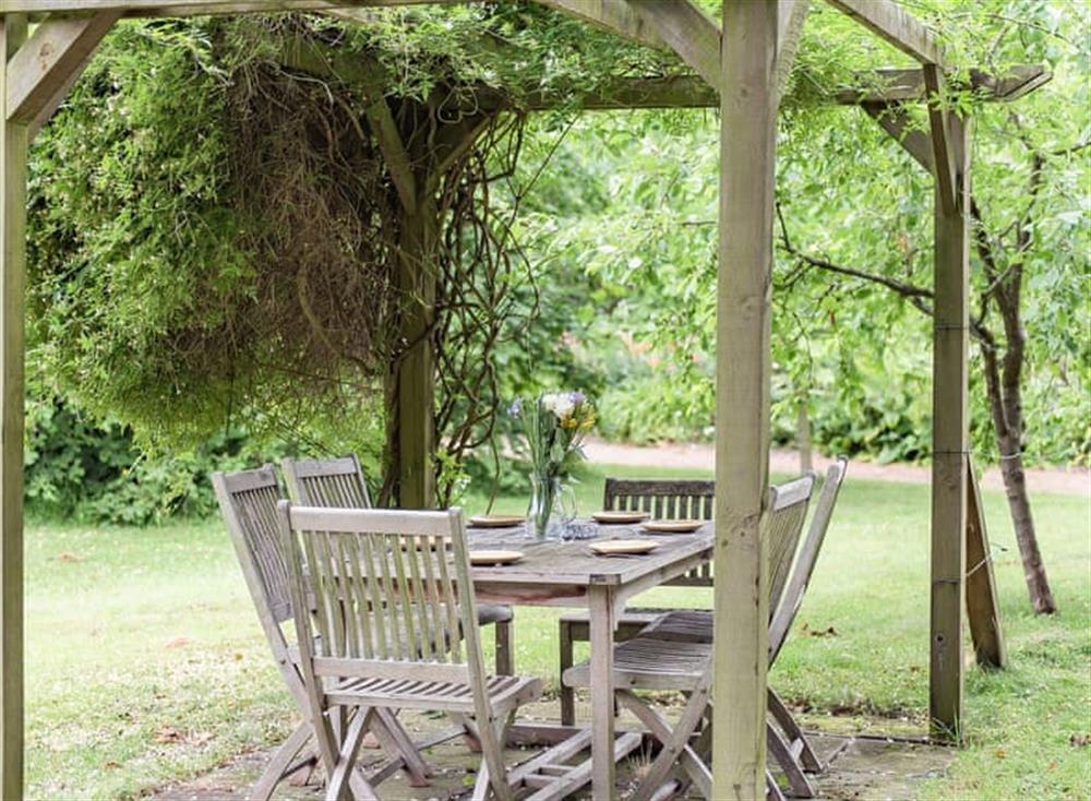 Outdoor area at Kingfisher Oast in Hollingbourne, England