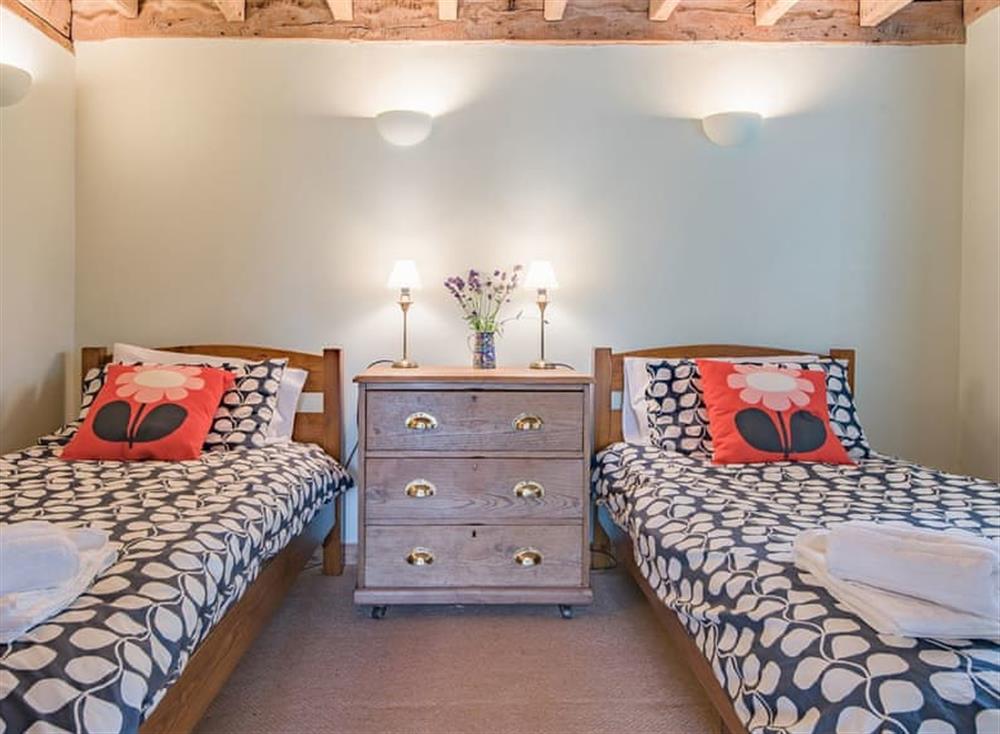 Twin bedroom at Kingfisher Oast in Hollingbourne, England