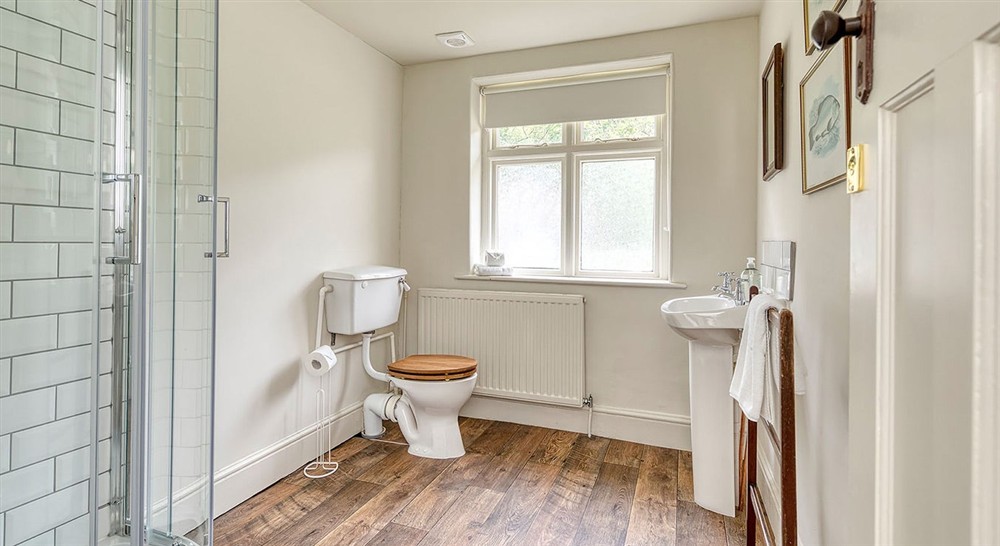 The second bathroom at Kingfisher View in Lynton, North Devon