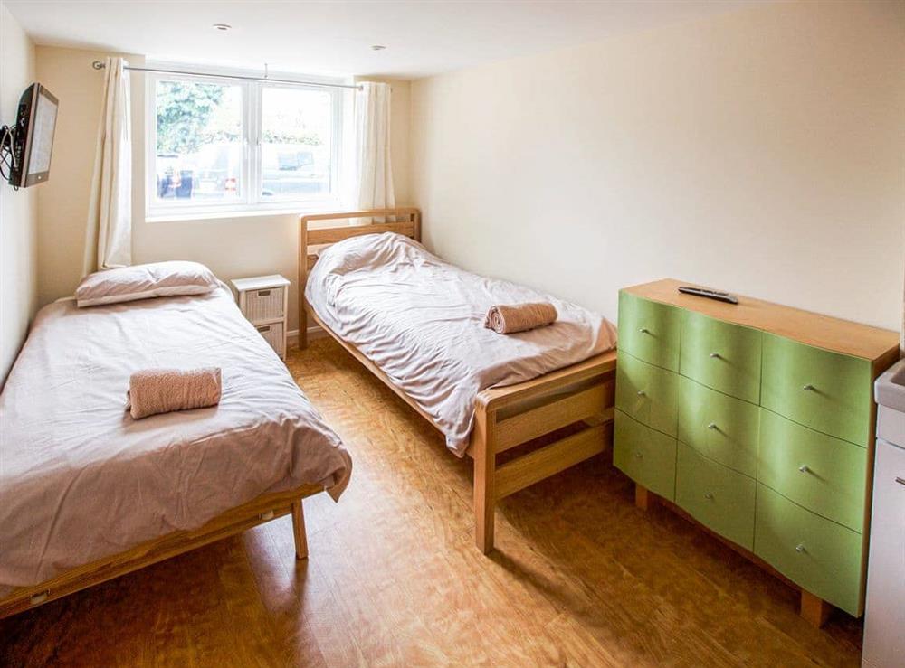 Twin bedroom at Kingfishers in Christchurch, Dorset