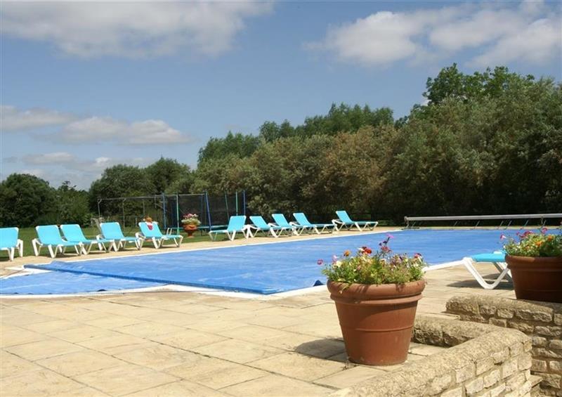 There is a swimming pool at Kingfishers Cottage 6, Cirencester