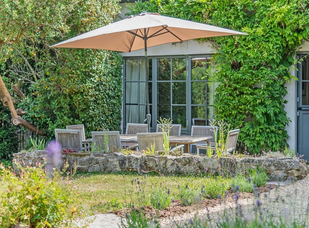 Sitting-out-area (photo 3) at Kings Cottage South in Salisbury, Wiltshire