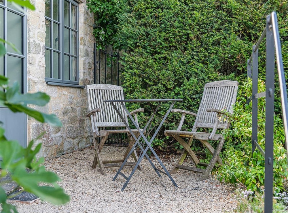 Sitting-out-area (photo 4) at Kings Cottage South in Salisbury, Wiltshire