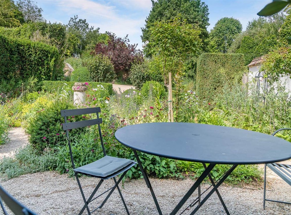 Sitting-out-area (photo 5) at Kings Cottage South in Salisbury, Wiltshire