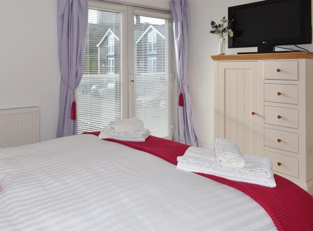 Peaceful en-suite master bedroom at Kings Haven in Mount Batten, near Plymouth, Devon