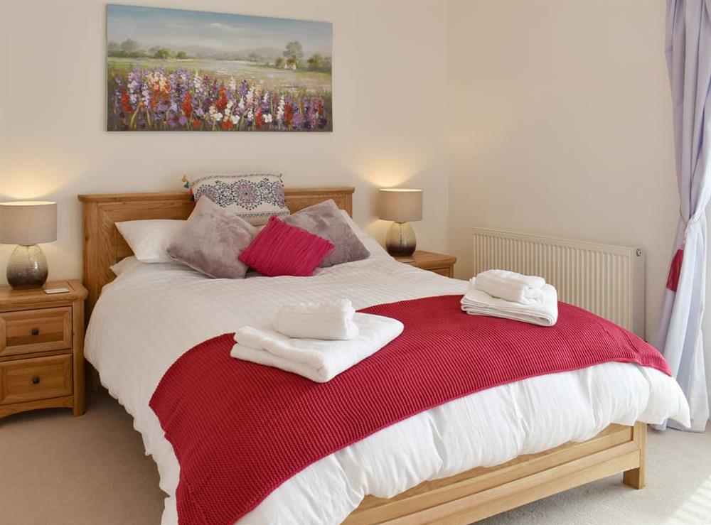 Relaxing en-suite master bedroom at Kings Haven in Mount Batten, near Plymouth, Devon