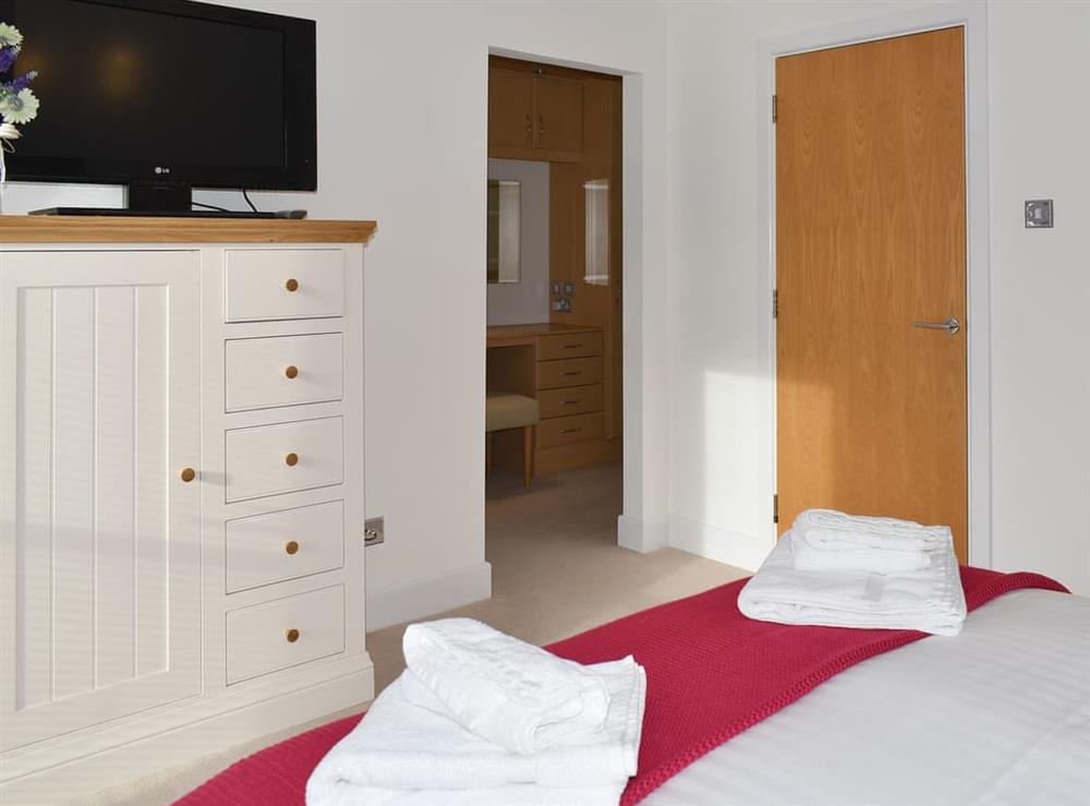 Spacious en-suite master bedroom at Kings Haven in Mount Batten, near Plymouth, Devon